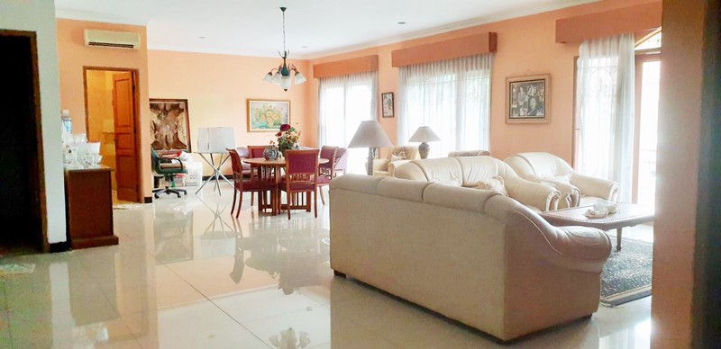 Rumah Hoek siap huni dengan halaman luas di Punai, Bintaro Jaya 