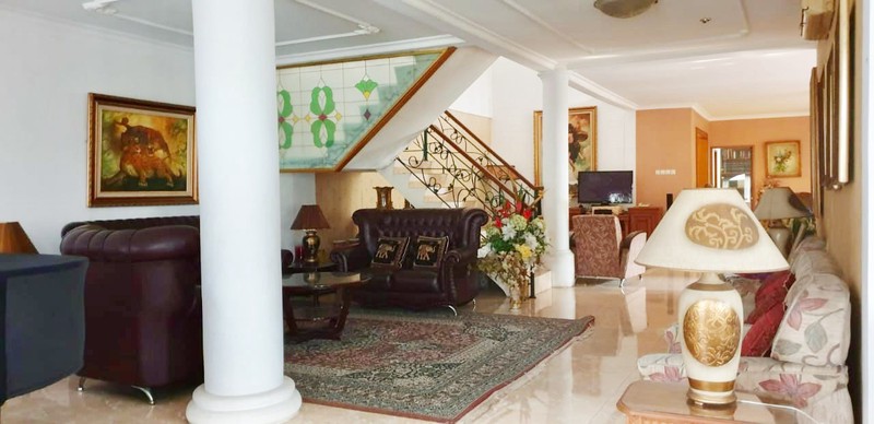 Rumah Hoek siap huni dengan halaman luas di Punai, Bintaro Jaya 