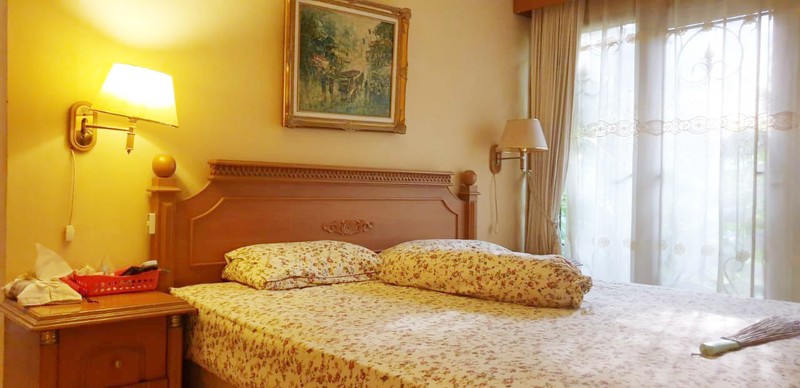 Rumah Hoek siap huni dengan halaman luas di Punai, Bintaro Jaya 