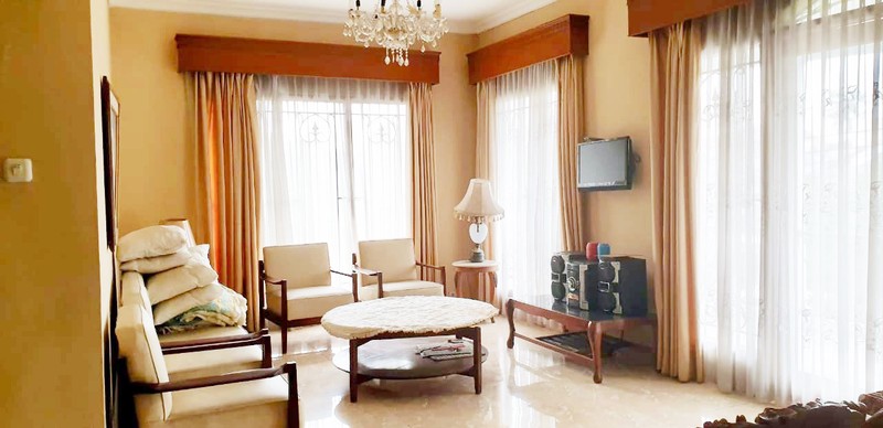 Rumah Hoek siap huni dengan halaman luas di Punai, Bintaro Jaya 