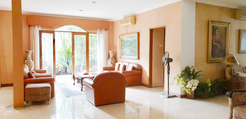 Rumah Hoek siap huni dengan halaman luas di Punai, Bintaro Jaya 