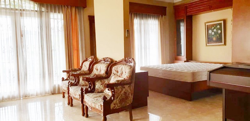 Rumah Hoek siap huni dengan halaman luas di Punai, Bintaro Jaya 