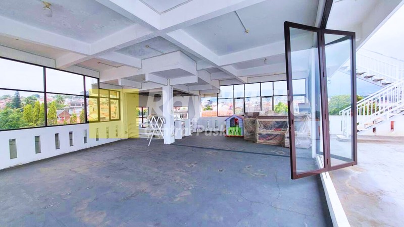 Rumah dan Ruang Usaha di Padasuka