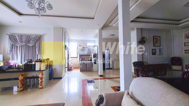 Rumah dan Ruang Usaha di Padasuka