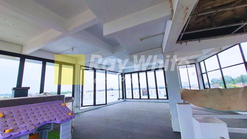 Rumah dan Ruang Usaha di Padasuka