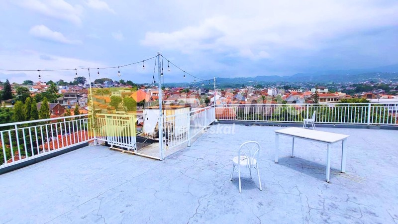 Rumah dan Ruang Usaha di Padasuka