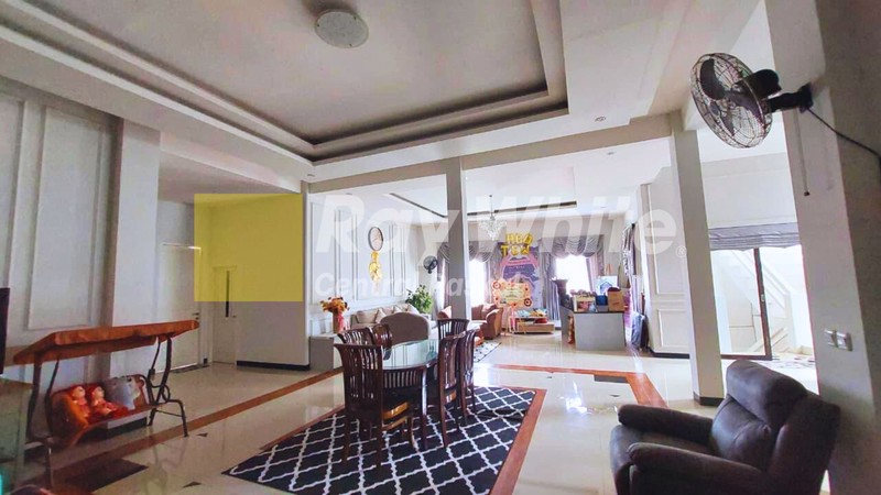 Rumah dan Ruang Usaha di Padasuka