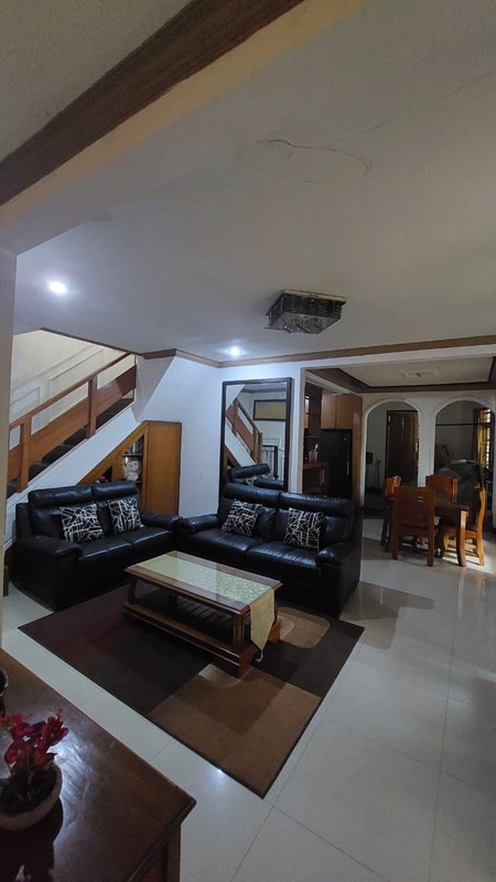 Rumah dan Ruang Usaha di Padasuka