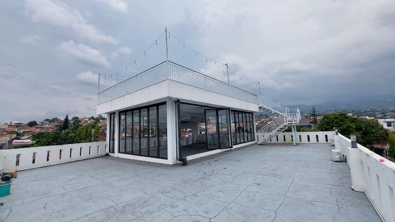 Rumah dan Ruang Usaha di Padasuka