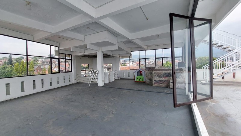 Rumah dan Ruang Usaha di Padasuka