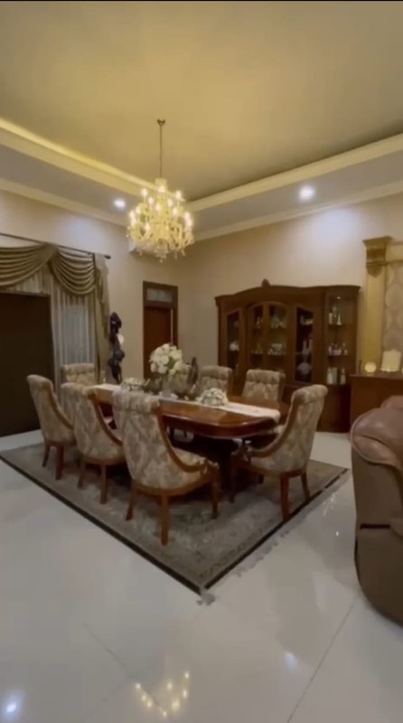 DIJUAL RUMAH MEWAH JALAN GAYUNG KEBONSARI