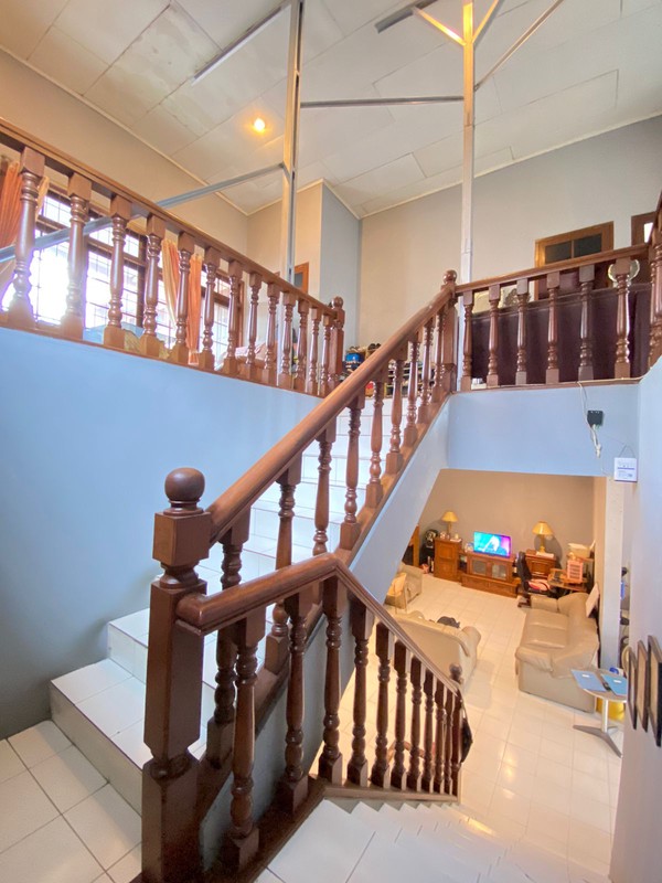 Rumah Luas 2 Lantai Semi Furnished Dalam Komplek di Cinere