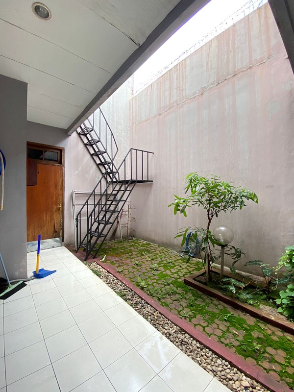 Rumah Luas 2 Lantai Semi Furnished Dalam Komplek di Cinere