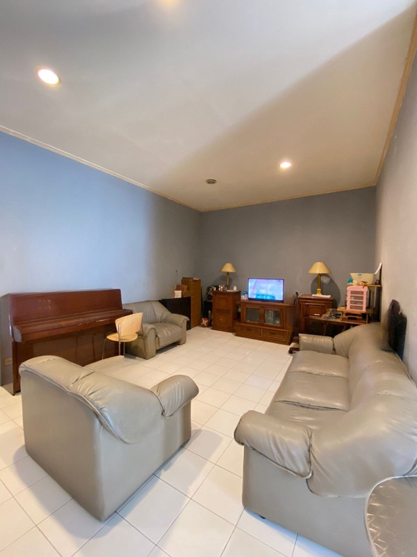 Rumah Luas 2 Lantai Semi Furnished Dalam Komplek di Cinere