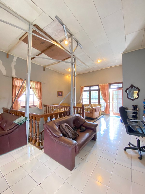 Rumah Luas 2 Lantai Semi Furnished Dalam Komplek di Cinere