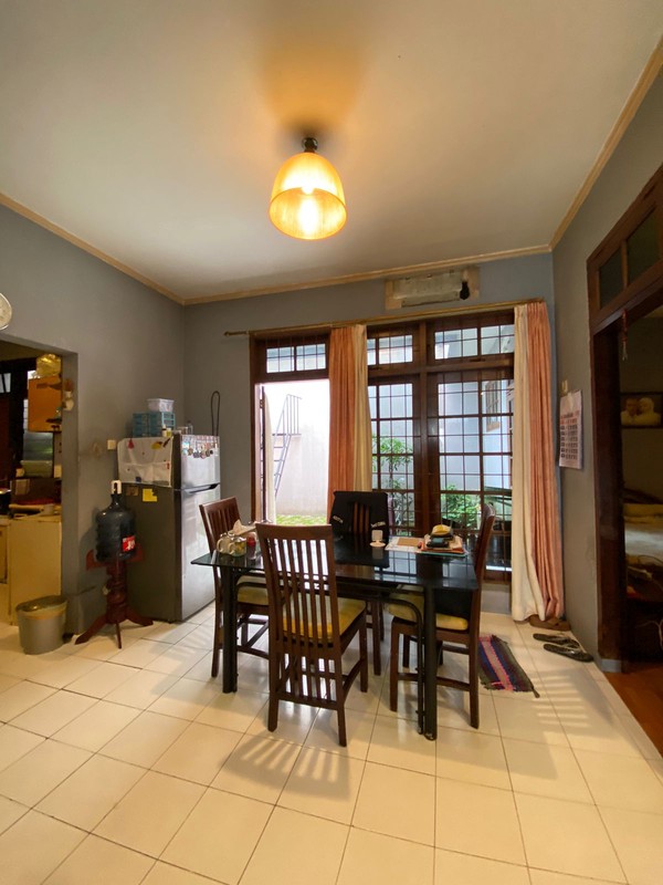 Rumah Luas 2 Lantai Semi Furnished Dalam Komplek di Cinere