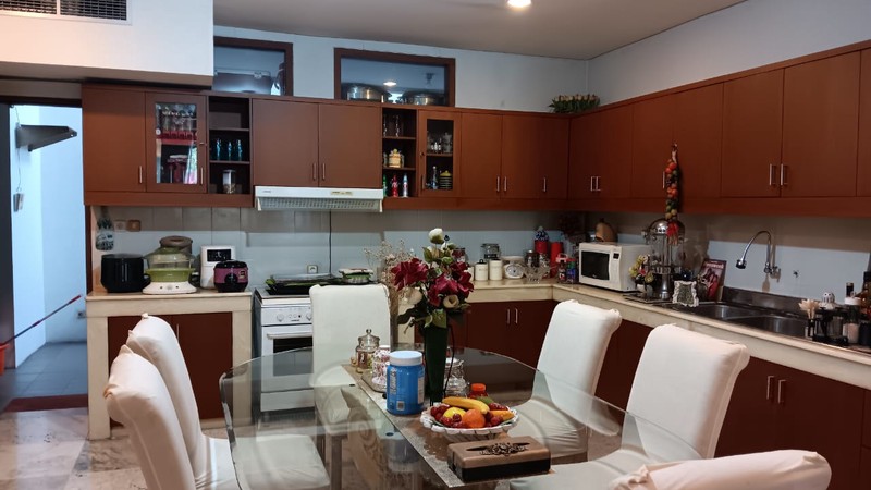 RUMAH MEWAH 2 LT DENGAN LOKASI STRATEGIS DI LEBAK BULUS, JAKSEL