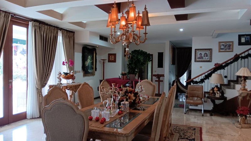 RUMAH MEWAH 2 LT DENGAN LOKASI STRATEGIS DI LEBAK BULUS, JAKSEL