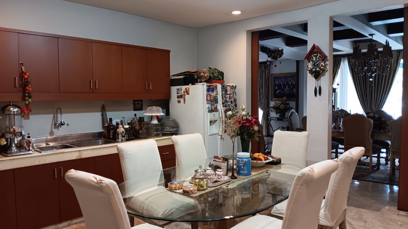 RUMAH MEWAH 2 LT DENGAN LOKASI STRATEGIS DI LEBAK BULUS, JAKSEL