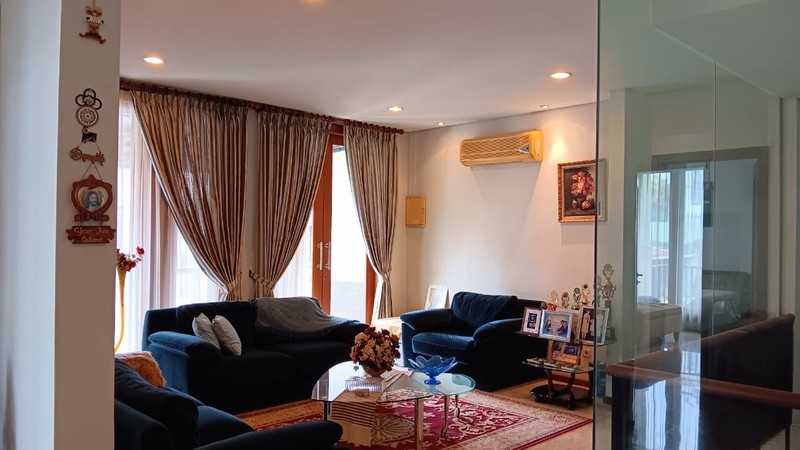 RUMAH MEWAH 2 LT DENGAN LOKASI STRATEGIS DI LEBAK BULUS, JAKSEL