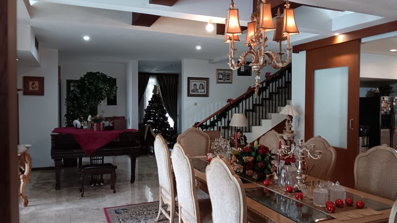 RUMAH MEWAH 2 LT DENGAN LOKASI STRATEGIS DI LEBAK BULUS, JAKSEL