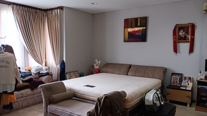 RUMAH MEWAH 2 LT DENGAN LOKASI STRATEGIS DI LEBAK BULUS, JAKSEL