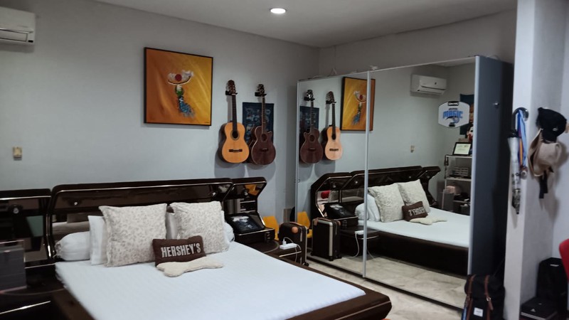 RUMAH MEWAH 2 LT DENGAN LOKASI STRATEGIS DI LEBAK BULUS, JAKSEL