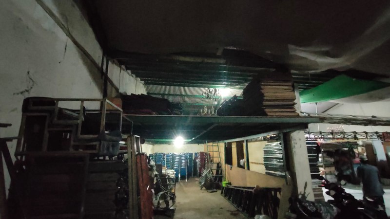 Tanah dan Rumah dengan Bangunan Semi Gudang Lokasi Ciracas Jaktim 