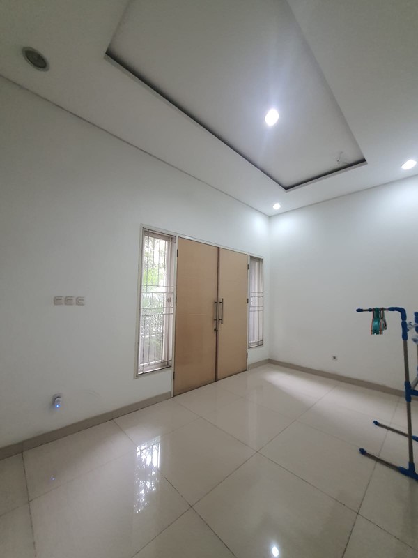 Rumah Semi Furnished di Perumahan Raffles Hills Cibubur