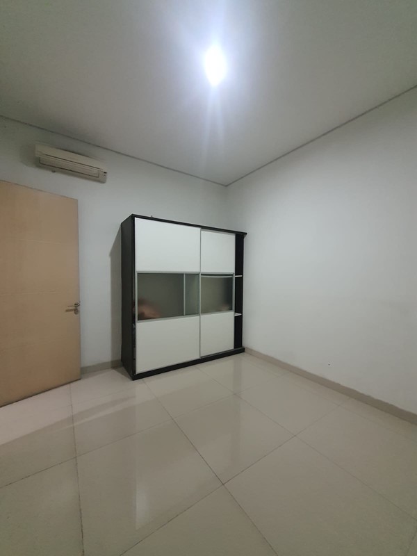 Rumah Semi Furnished di Perumahan Raffles Hills Cibubur