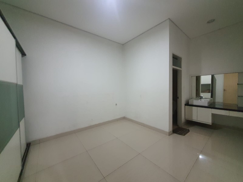 Rumah Semi Furnished di Perumahan Raffles Hills Cibubur