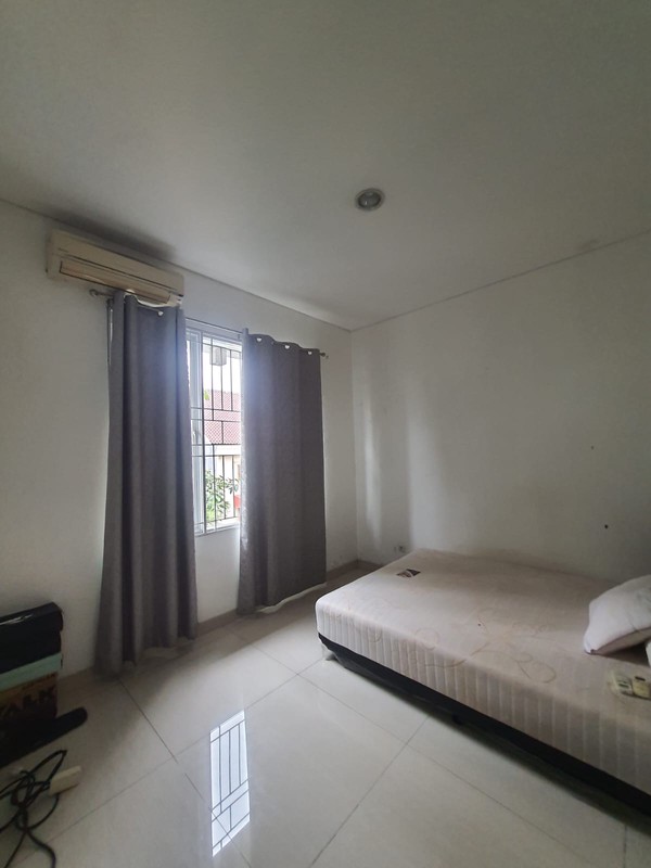 Rumah Semi Furnished di Perumahan Raffles Hills Cibubur