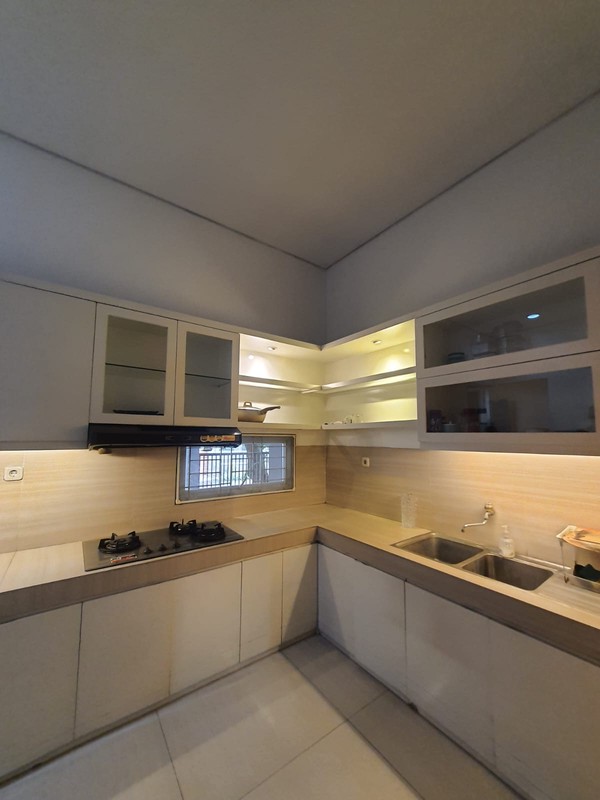 Rumah Semi Furnished di Perumahan Raffles Hills Cibubur