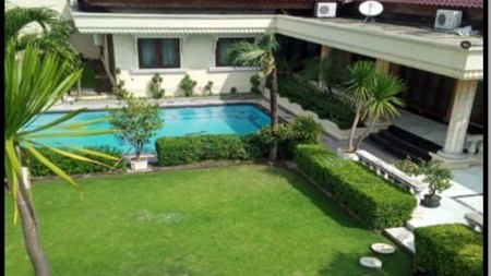 DIJUAL RUMAH MEWAH DENGAN KOLAM RENANG DI RAYA JEMUR ANDAYANI SURABAYA