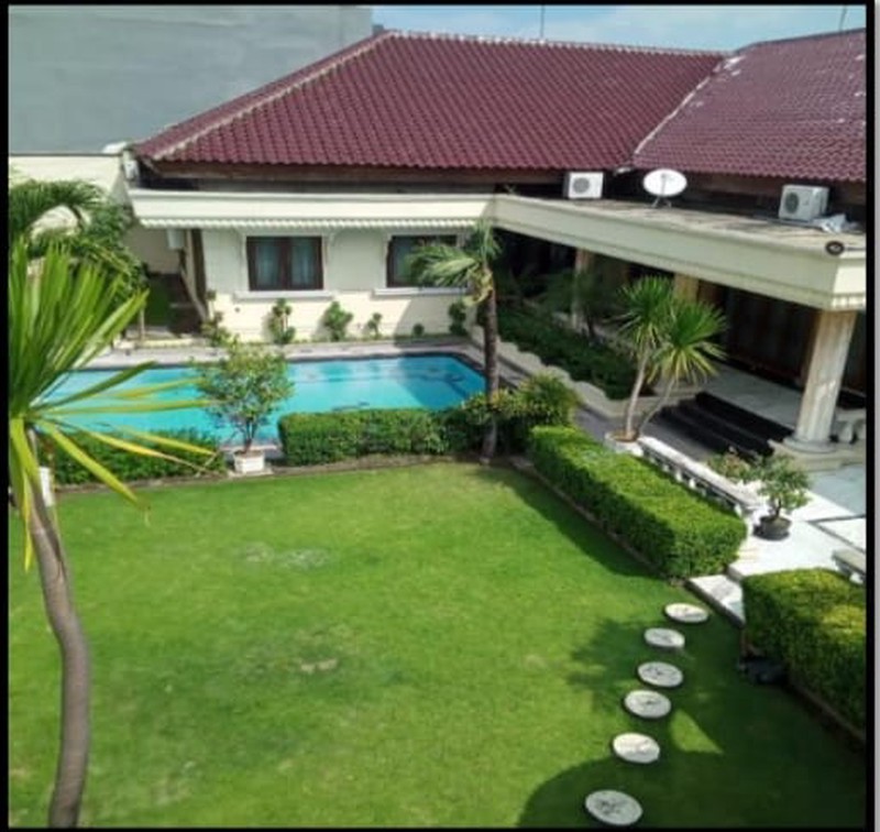 DIJUAL RUMAH MEWAH DENGAN KOLAM RENANG DI RAYA JEMUR ANDAYANI SURABAYA