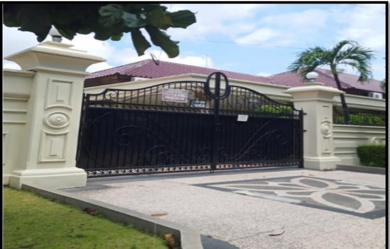 DIJUAL RUMAH MEWAH DENGAN KOLAM RENANG DI RAYA JEMUR ANDAYANI SURABAYA