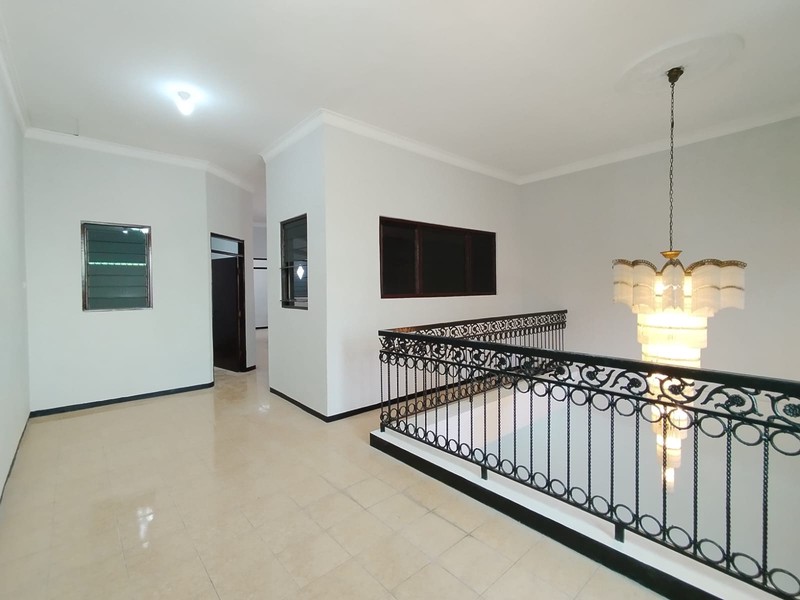 RUMAH BAGUS 2 LANTAI DI NGAGEL WASANA SURABAYA