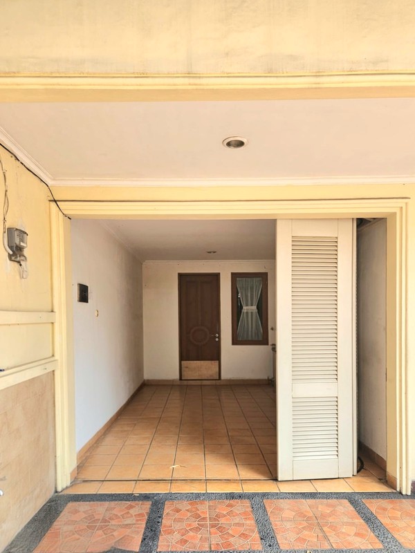 Rumah luas di Janur Kuning, Kelapa Gading. Rapih terawat, Siap huni