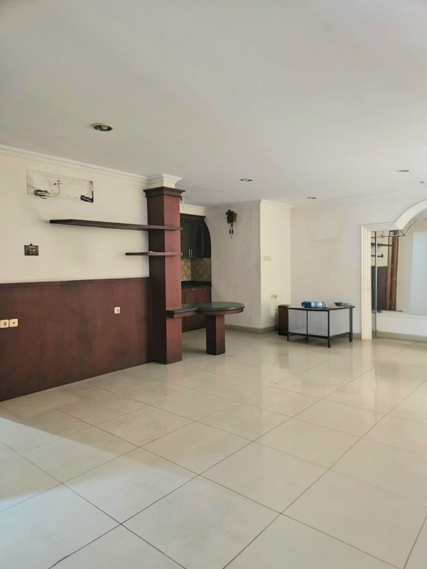 Rumah luas di Janur Kuning, Kelapa Gading. Rapih terawat, Siap huni