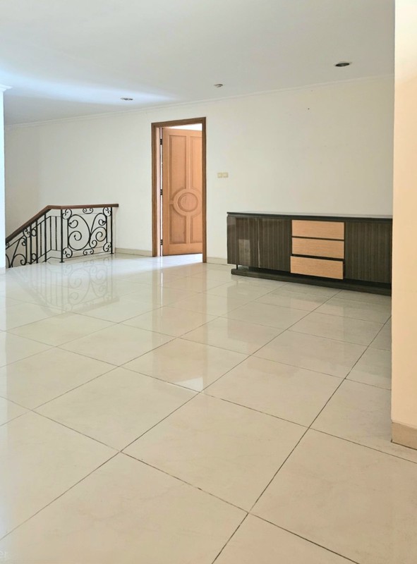 Rumah luas di Janur Kuning, Kelapa Gading. Rapih terawat, Siap huni