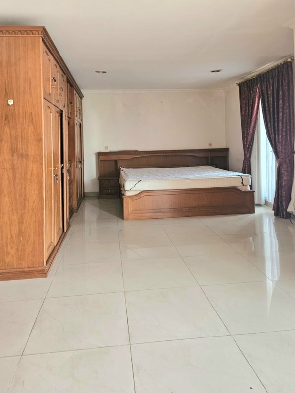 Rumah luas di Janur Kuning, Kelapa Gading. Rapih terawat, Siap huni
