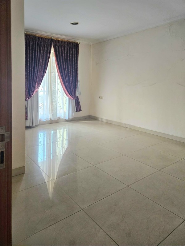 Rumah luas di Janur Kuning, Kelapa Gading. Rapih terawat, Siap huni