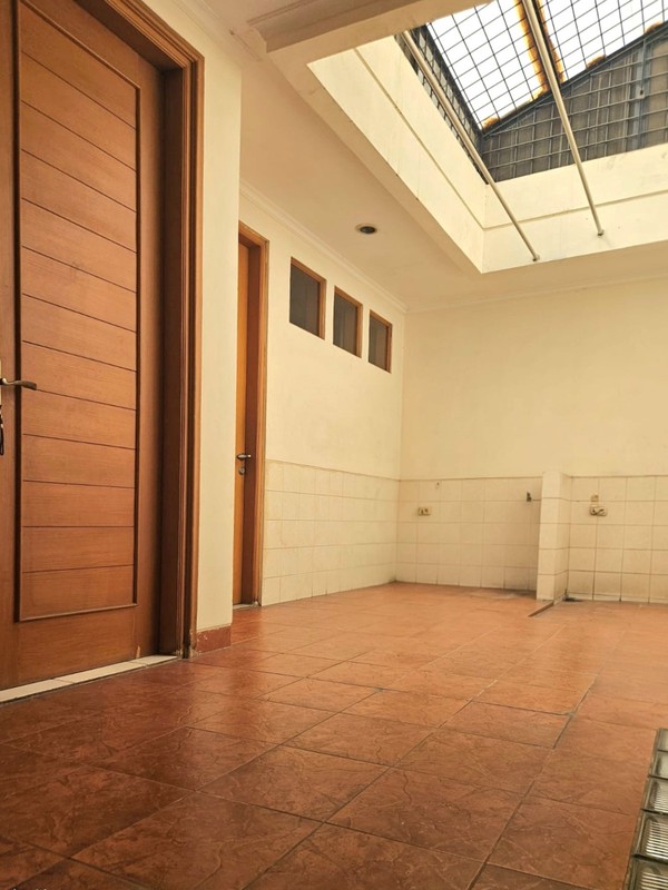 Rumah luas di Janur Kuning, Kelapa Gading. Rapih terawat, Siap huni