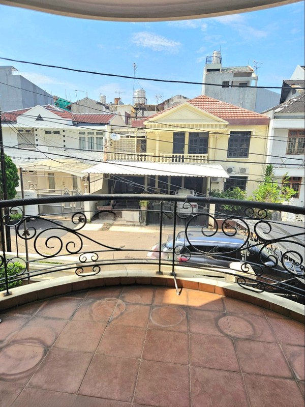 Rumah luas di Janur Kuning, Kelapa Gading. Rapih terawat, Siap huni