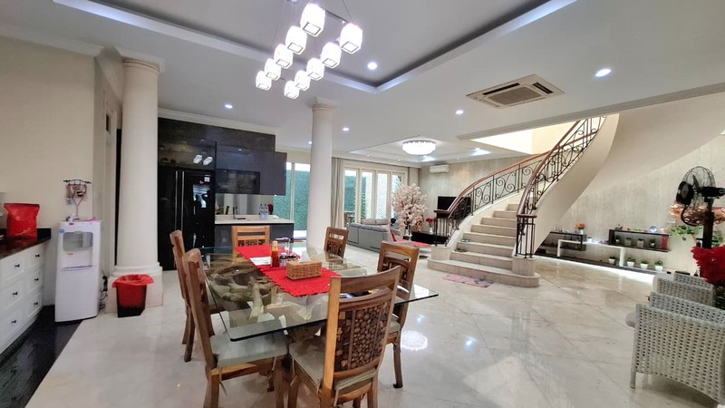 Rumah Villa Gading Indah, Kelapa Gading, Lantai marmer, semi furnish