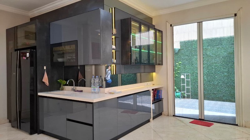 Rumah Villa Gading Indah, Kelapa Gading, Lantai marmer, semi furnish