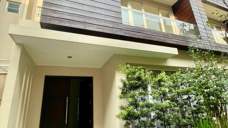 Modern Townhouse furnish with private pool perfect for expatriates kemang jakarta selatan 