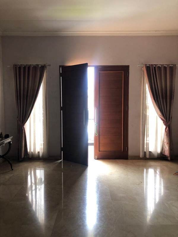 Rumah 3 Lantai Luas 1100M2 di Setiabudi Komersil Super Strategis