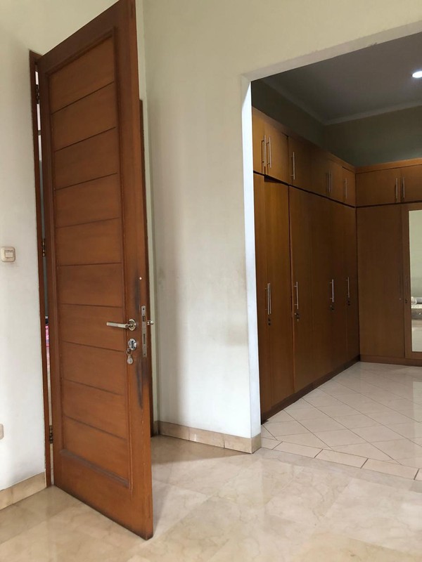 Rumah 3 Lantai Luas 1100M2 di Setiabudi Komersil Super Strategis