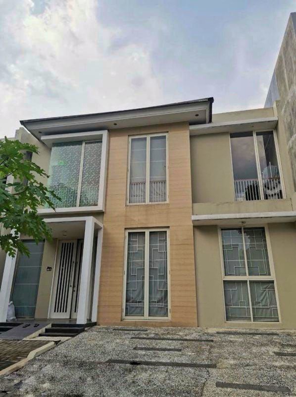 dijual rumah di taman puspa raya citraland surabaya
